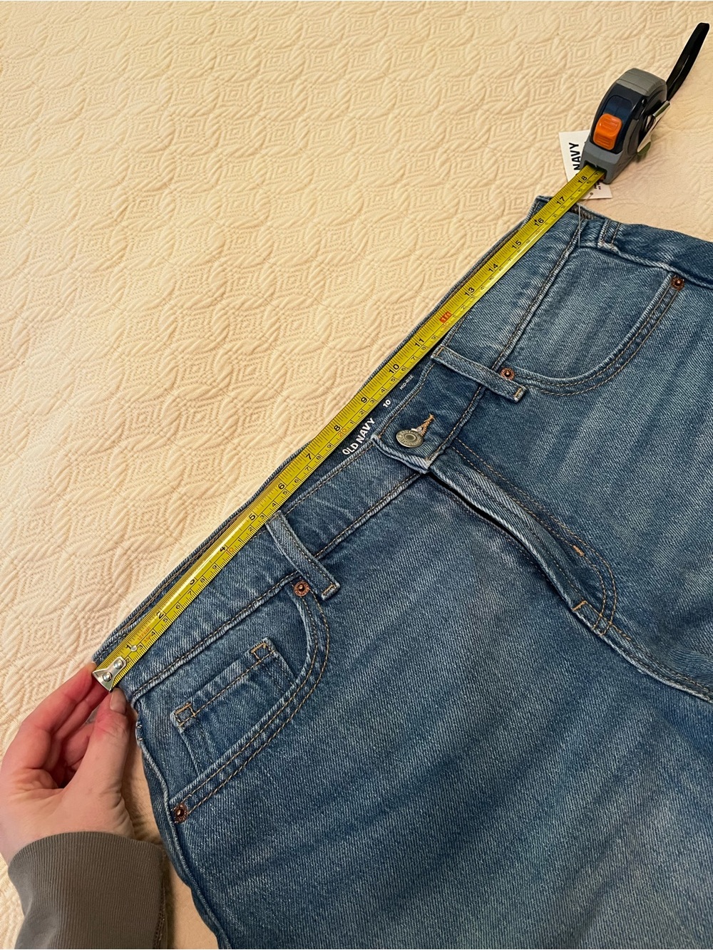 NWT Old Navy Women’s Mid-Rise Baggy A-Line 5” Inseam Blue Jean Shorts (size 10) - Picture 6 of 7